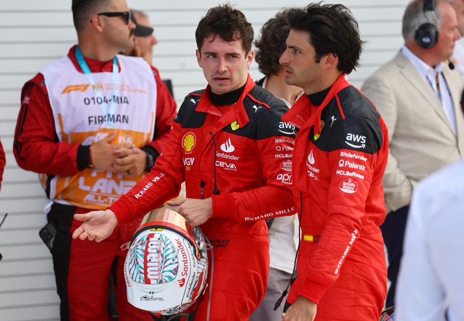 Charles Leclerc (links) met Carlos Sainz. Wordt één van de twee vervangen?