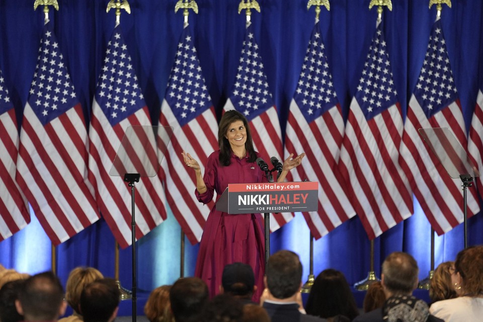 Nikki Haley richt zich nu volledig op Trump. Biden en haar ex-baas vindt ze twee dezelfde heren “ergens rond de tachtig”.