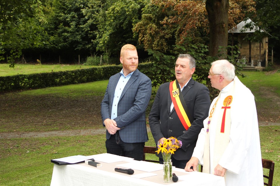 Het voorbije weekend vertegenwoordigden Croux (l) en Raskin de overheid bij een wettelijk huwelijk, de priester kwam daarna aan de beurt.