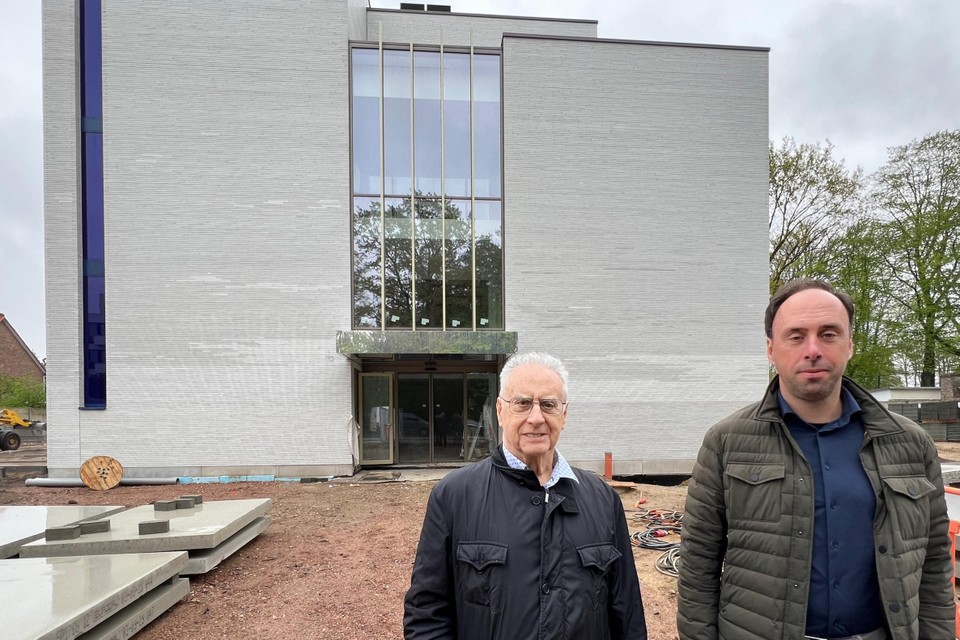Jan Remans (links) en bouwondernemer Joeri Haex aan het statig gebouw waarin verschillende medische specialismen worden ondergebracht.