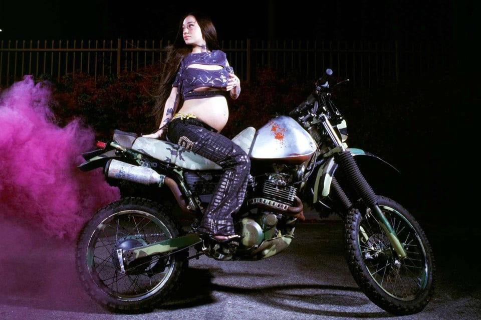 Een gender reveal van Bhad Bhabie doet ze op een motor.