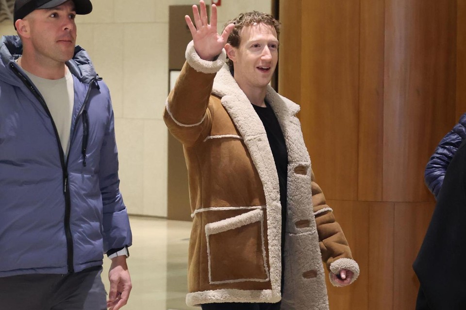 De winterjas van Mark Zuckerberg (rechts) springt meer uit de band dan we van hem gewend zijn.