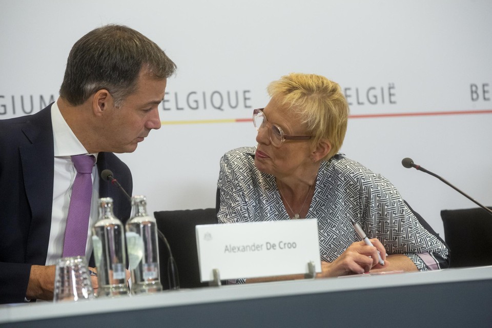 Premier Alexander De Croo (Open VLD, links) samen met Pensioenminister Karine Lalieux (PS) bij de voorstelling van het pensioenakkoord drie maanden geleden. 