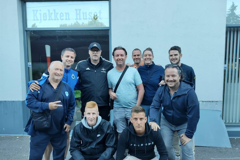 Michael Vandersteen (midden rechts op de foto) zit met acht voetbalfans vast in de Noorse hoofdstad Oslo. 