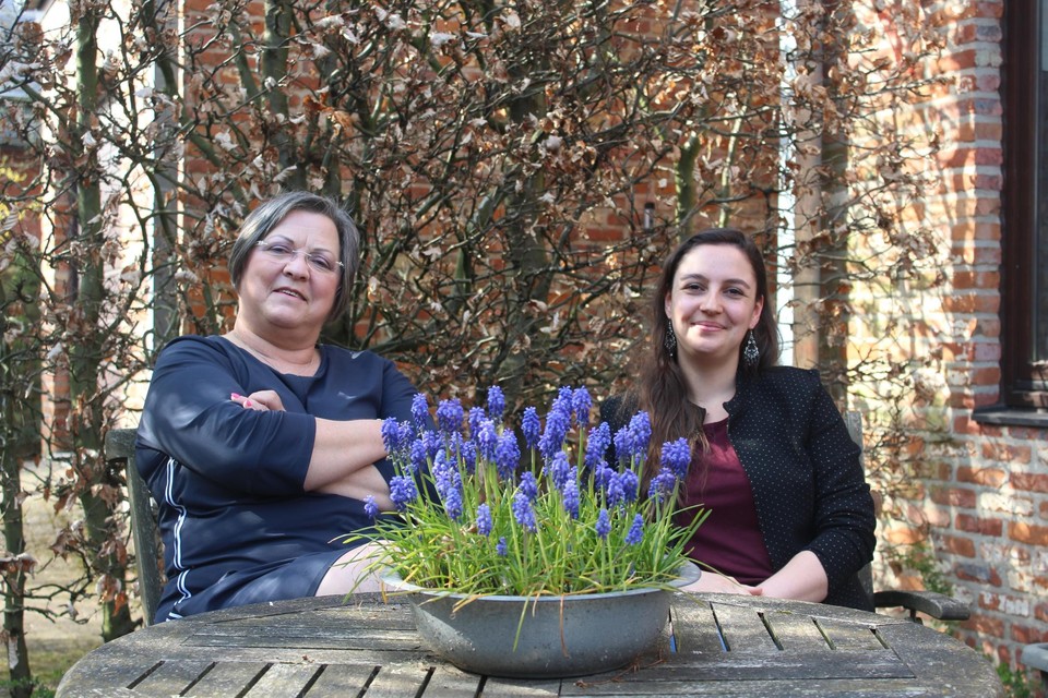 Monique De Raeve (links) en Galiene Thoelen (rechts): “Eigenlijk wordt er al jaren niets gedaan om jonge mantelzorgers te helpen.” 