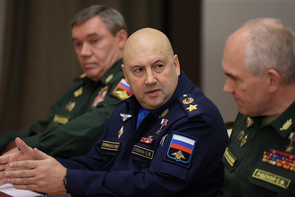 De nieuwe commandant van het Russische leger in Oekraïne, Sergej Soerovikin gaf toe dat de situatie in Cherson moeilijk is en dat inwoners “verhuisd” worden. 