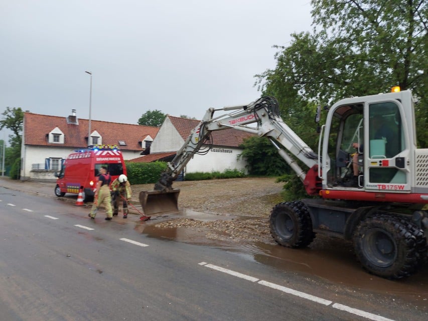 De Neeroeterenstraat in Neeroeteren ligt val modder. De brandweer kwam ter plaatse om puin te ruimen.