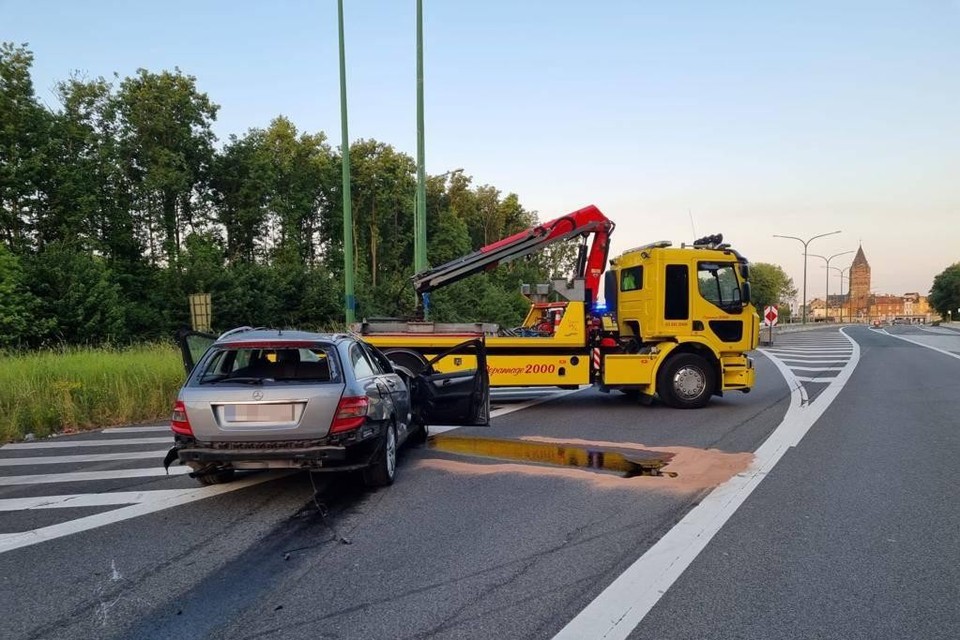 Op de E313 richting Gent, ter hoogte van Borgerhout, is zaterdagnacht een wagen gecrasht na een korte achtervolging. 