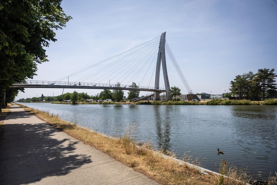 De Zuid-Willemsvaart kan je voortaan ook beleven naast de boot, via drie nieuwe fiets- of wandelroutes.