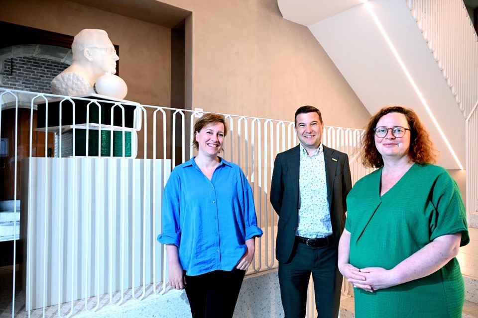 Co-promotor Katrien Struyven, rector Bernard Vanheusden en promotor Elke Emmers staan bij een beeld van ere-rector Luc De Schepper, initiatiefnemer van TALim.