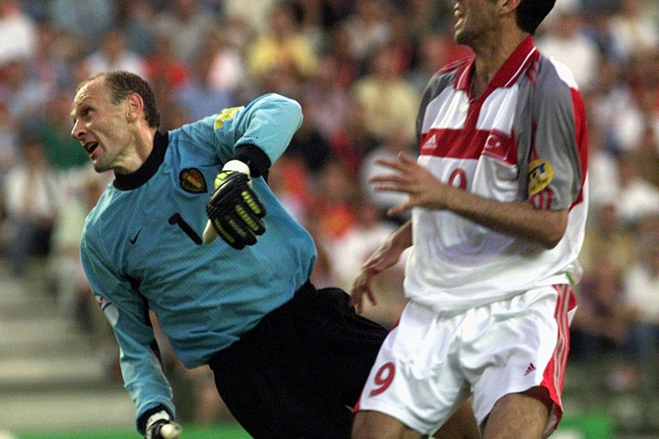 Hakan Sükür kegelde België in 2000 uit Euro 2000 