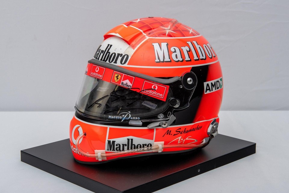 2023-helm van Michael Schumacher die geveild werd voor 120.000 dollar.