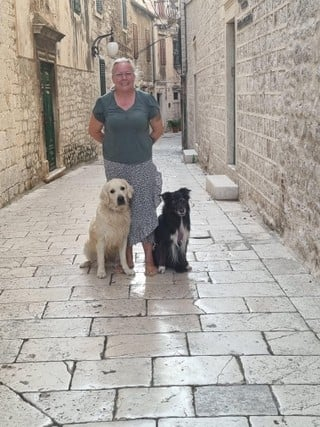 Cassandra van Dousselaere samen met haar twee honden Tygo (links) en Marley in betere tijden.