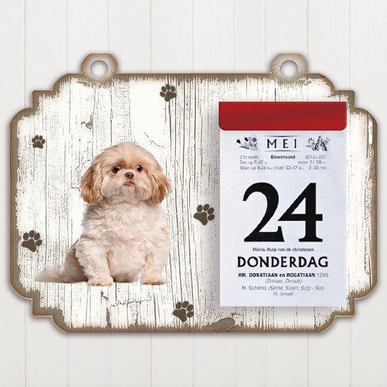 Voor de sjakossendames: Scheurkalender 2022 hond: shih tzu. Een standaard kalenderblaadjesblok, maar dan op een houten bordje geplakt met daarop een hond in scheurkalenderformaat: een donzen shih tzu, die je 365 dagen lang hetzelfde aankijkt. Geen teleurstellingen dus, gewoon één goeie snoet. € 19,95 op Bol.com  