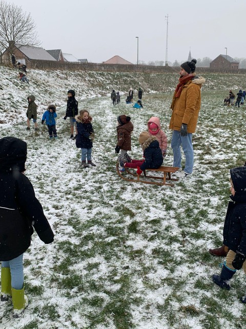 Kinderen van basisschool De Heiberg in Bevingen zoeken de sneeuwpret op.