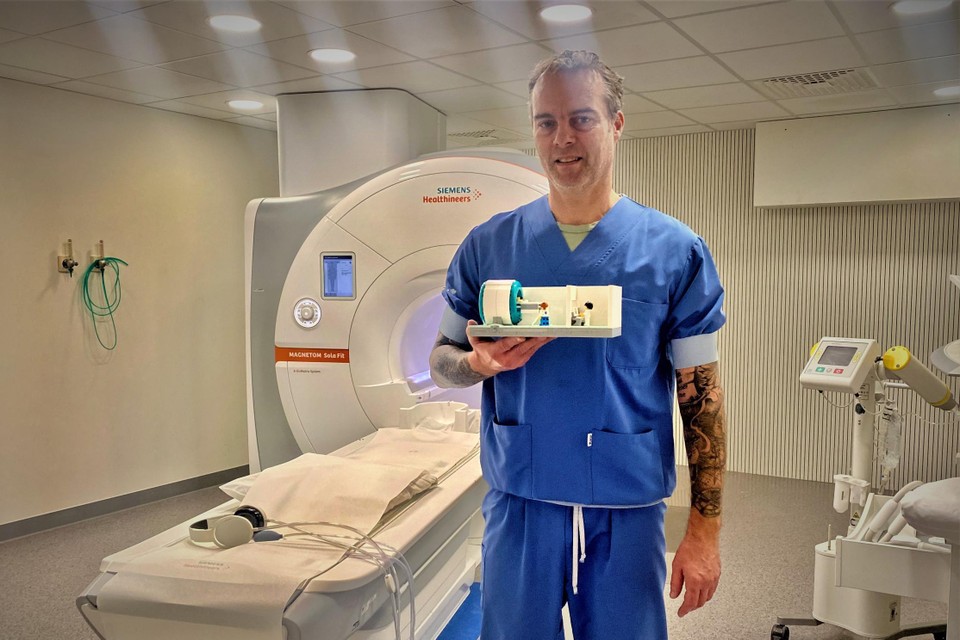 “Veel kinderen vinden een MRI-scan spannend. We proberen hen daar goed op voor te bereiden door uit te leggen hoe het onderzoek stap voor stap zal verlopen”, zegt dokter Yves Germeaux.
