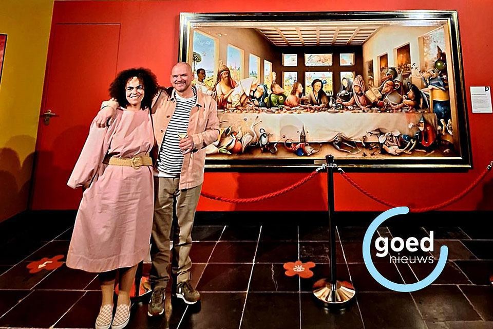 Kunstschilder Boris van de Grint samen met zijn vrouw Yvonne Eijkenduijn voor zijn eigen interpretatie van ‘Het Laatste Avondmaal’.