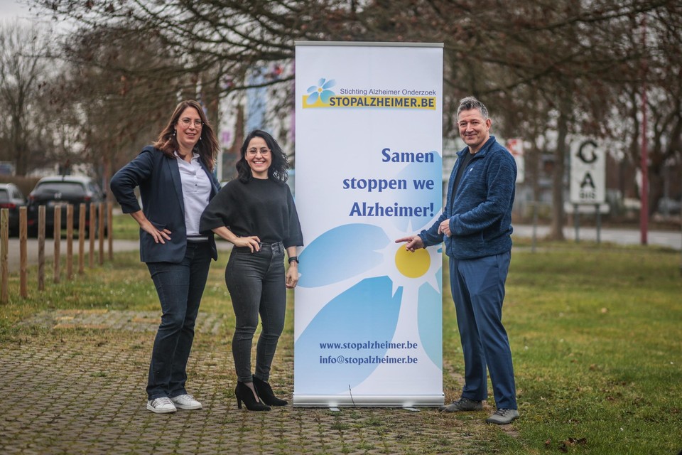 Professor dr. Joke Spildooren, VUB-wetenschapster Gamze Ates en Joost Martens, directeur van de Stichting Alzheimer Onderzoek 