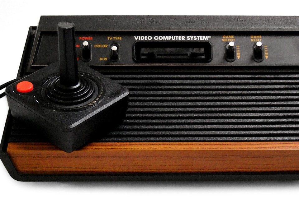 De Atari 2600, met dat typische nephouten paneeltje, introduceerde gaming in de woonkamer. 