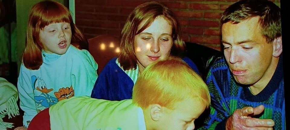 Mieke met Thierry en zijn kinderen in 1987, toen de relatie gedoemd was om te mislukken.