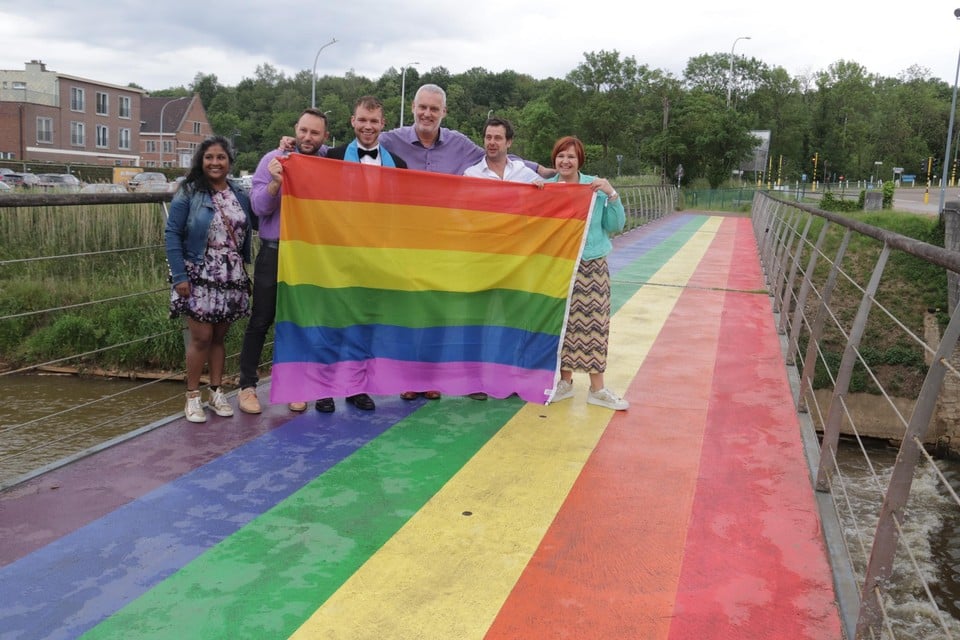 Met een regenboogbrug en een regenboogvlag maakt Diest duidelijk dat iedereen in Diest welkom is. Daar komt nu een educatief pakket voor scholen en andere groepen bij. 