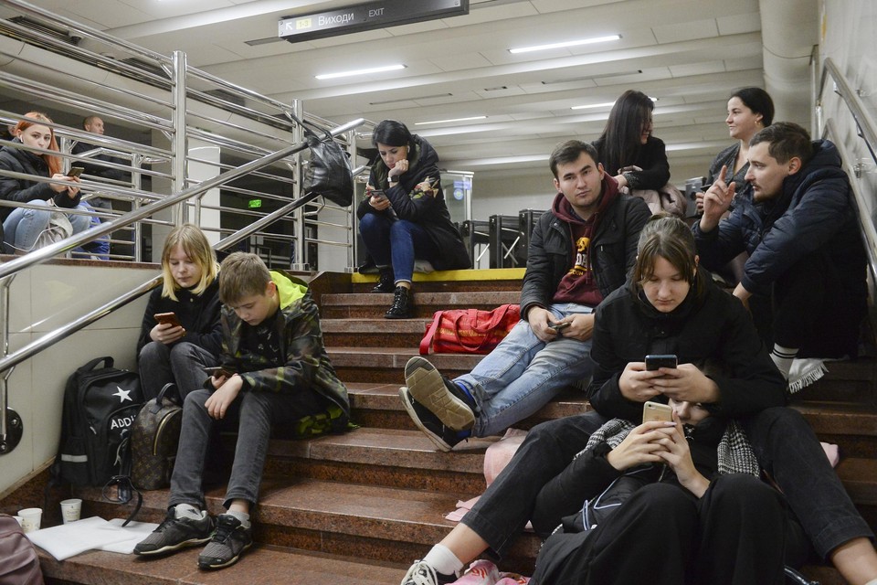 De inwoners van Kiev zochten massaal dekking en warmte in de metrostations. 
