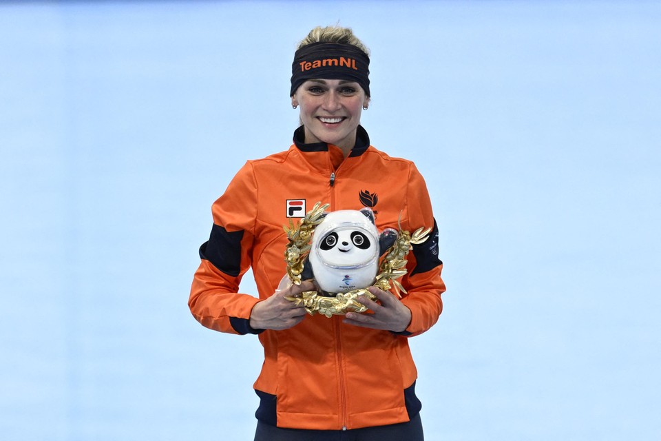 Irene Schouten is dolblij met haar olympische kleinood. 