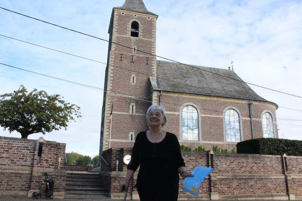 Buurtbewoonster en oud-burgemeester Jeanine Leduc voor het kerkje van Herten 