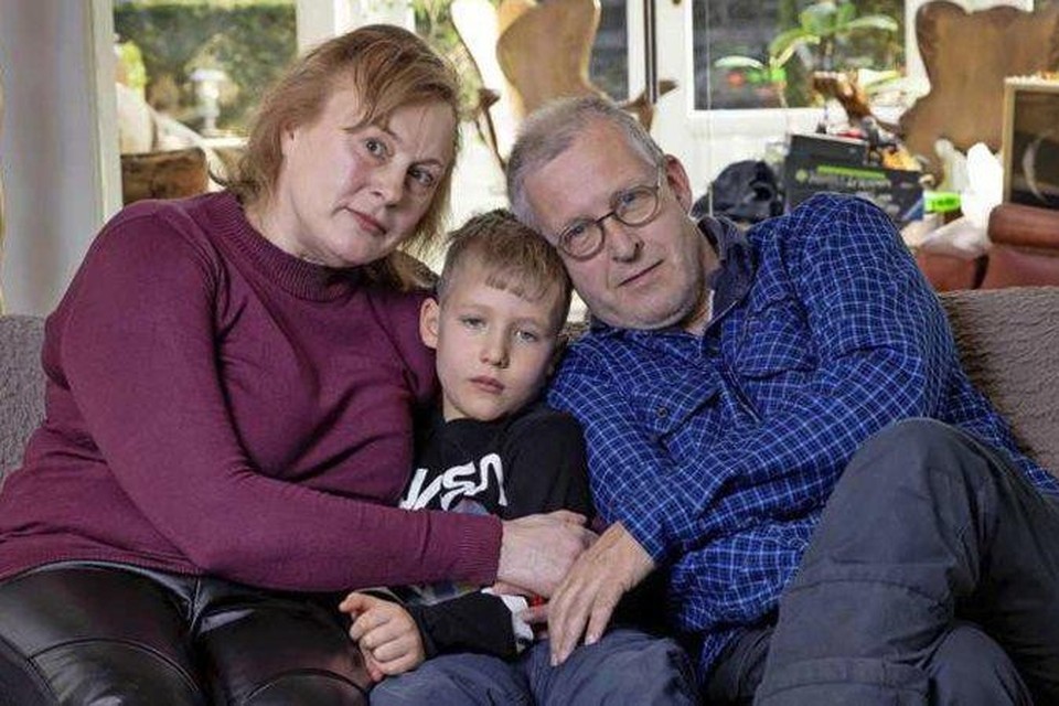 De 6-jarige Vladimir Feitsma met zijn ouders. Moeder Tanya is Russisch, de vader is Nederlands.  