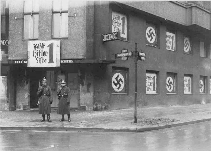 Buitenaanzicht van het cabaret Eldorado, het plaatselijke hoofdkwartier van de Nazipartij, Berlijn, 1933 .