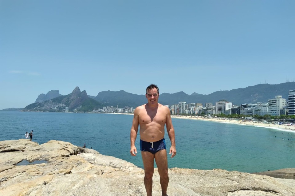 Tongenaar Mervyn Scheepers aan het strand van Ipanema, Rio de Janeiro. “Ik hou absoluut van Kerstmis, maar met deze temperaturen raak je als Europeaan moeilijk in de echte sfeer.” 