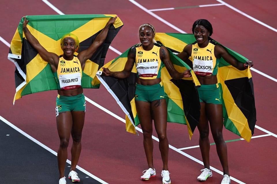 De drie snelste vrouwen ter wereld: Shelly-Ann Fraser-Pryce (zilver), Elaine Thompson (goud) en Shericka Jackson (brons). 
