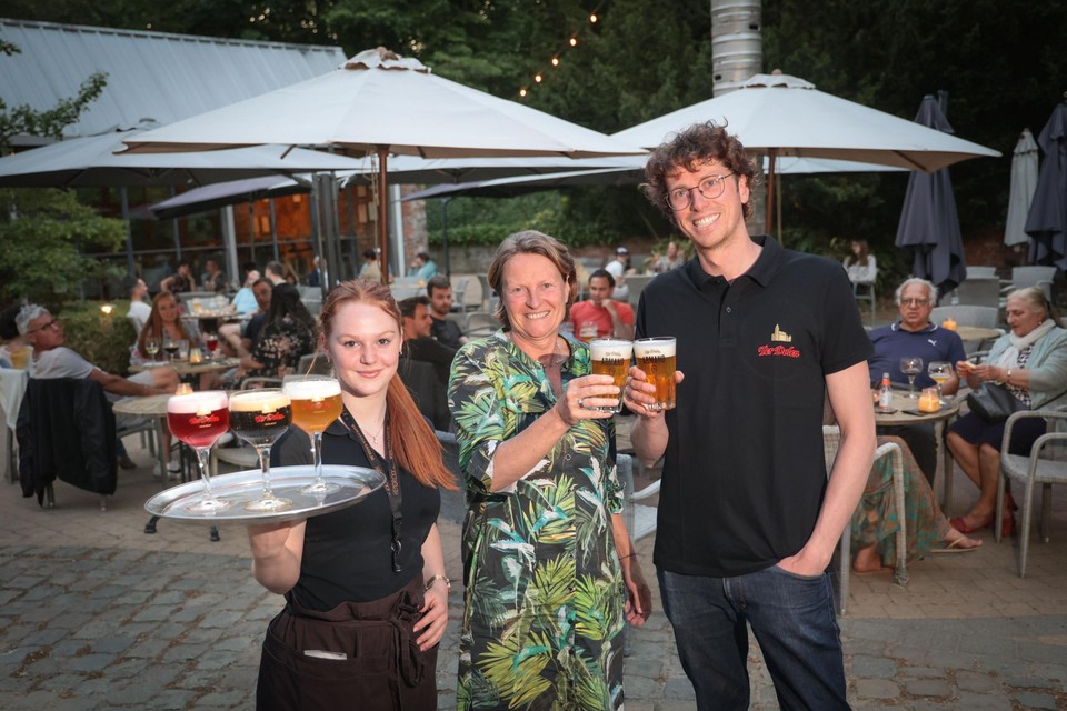 Mieke en Ike (rechts), de uitbaters van Kasteelbrouwerij Ter Dolen in Houthalen-Helchteren, met een van hun 70 jobstudenten. 
