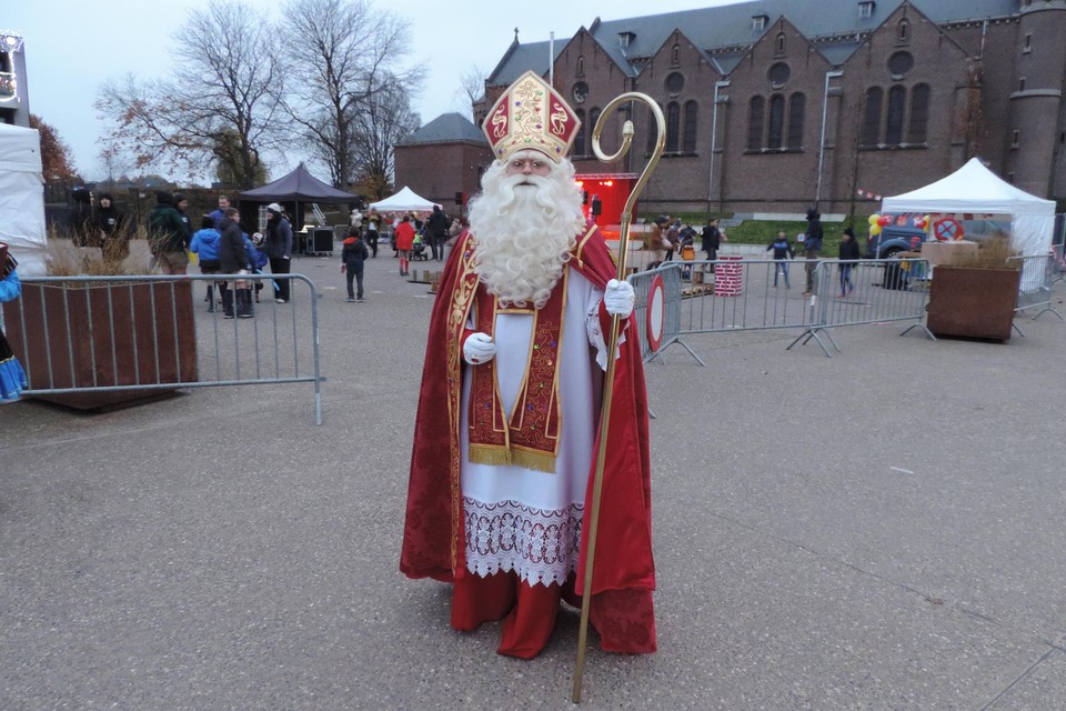 Sinterklaas arriveert op het gemeenteplein 