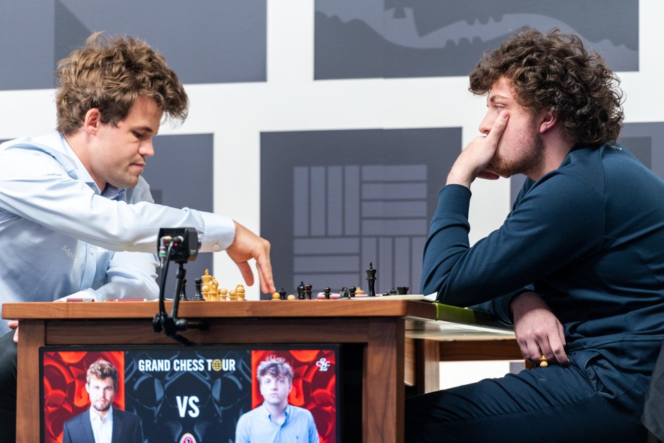 Magnus Carlsen (links) tegenover Hans Niemann (rechts).  