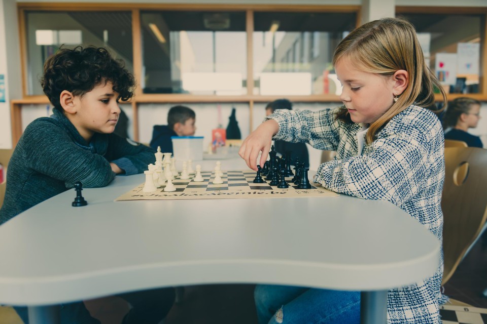 Maandag is schaakdag in De Beerring. “De tofste dag van de week”, zo vinden de jonge spelers. 