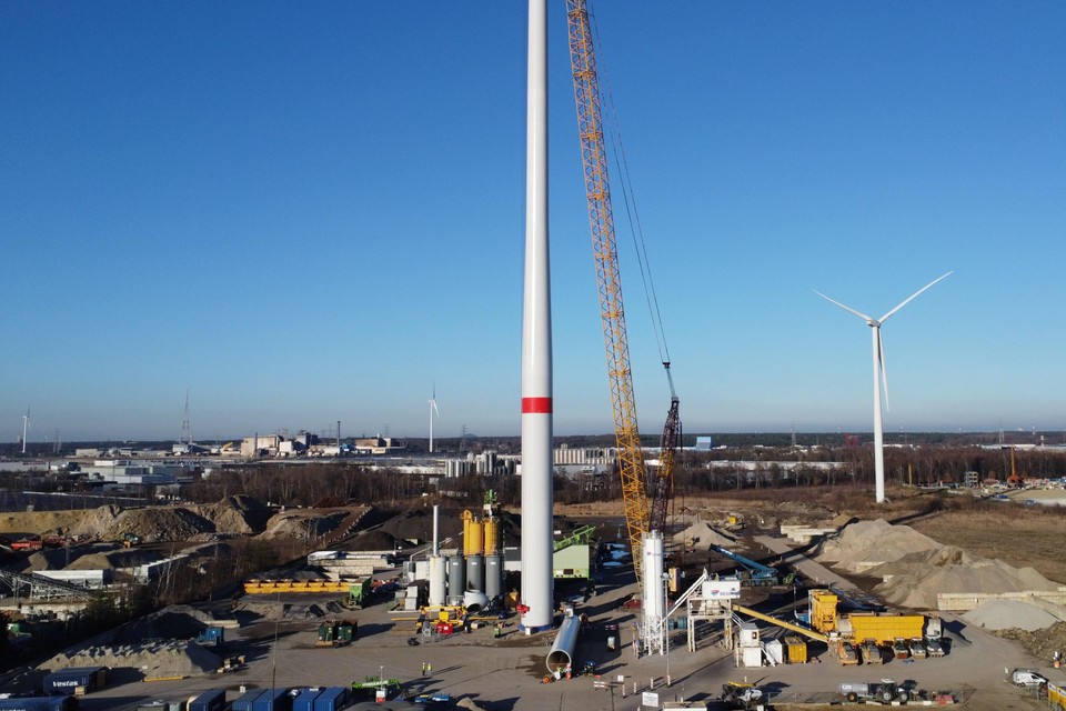 Maandag werd intensief voortgewerkt aan de opbouw van de windturbine in Bilzen.