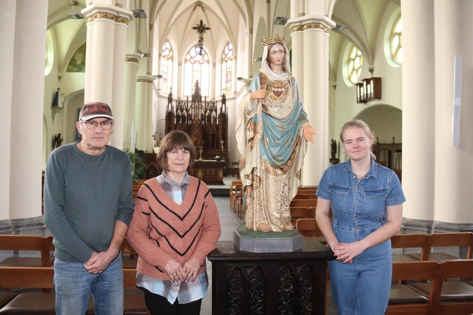 Vrijwilligers Piet Verheyden en Gerda Knoops zorgden er met kunstenares Zita Denier (rechts) voor dat het beeld een mooi plekje kreeg in de kerk.
