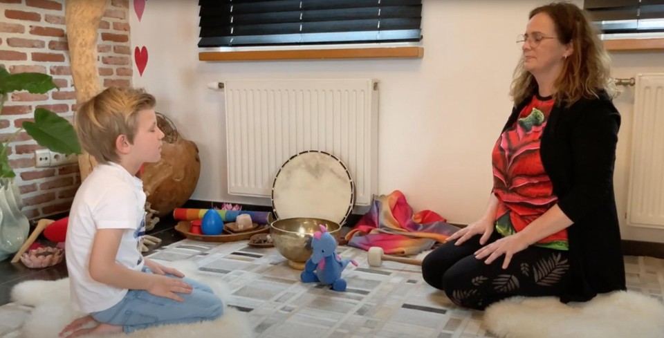 Aan het boek is een YouTube-filmpje met yoga-oefeningen gekoppeld. De oefeningen worden voorgedaan door leerkracht Liesbeth Celis en leerling Wolf. 