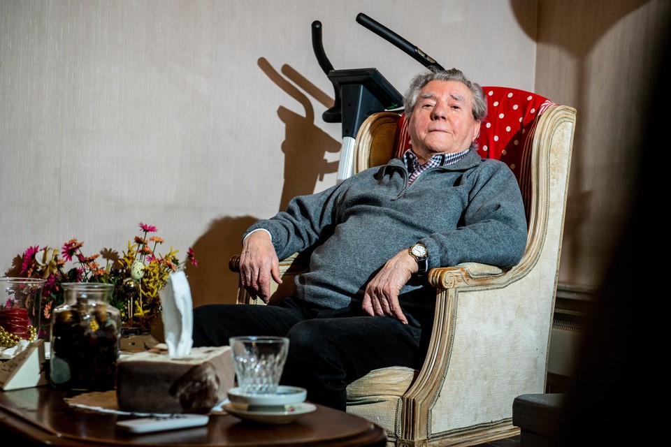 De kinderen van Albert Aerts (90) uit Paal kochten een relax voor opa’s 90ste verjaardag, maar de zetel is er nog altijd niet. 