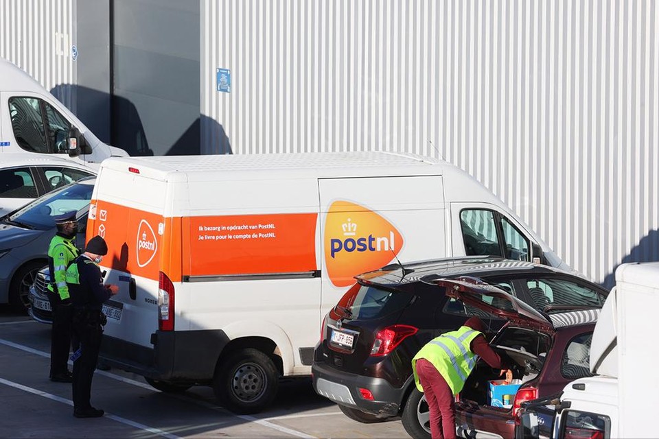 Bij PostNL in Wommelgem volgde maandagochtend een grote inval. De kantoren van het bedrijf zijn verzegeld.  