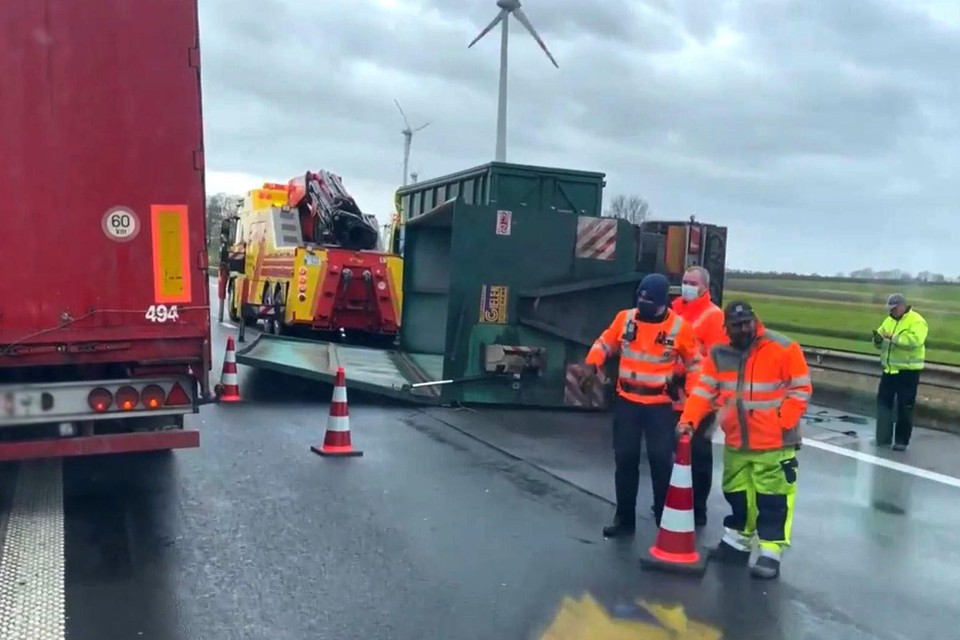 Bij het ongeval raakte niemand gewond, al verspert de container wel een groot deel van de rijbaan. Dat zorgt voor zware verkeershinder in de richting van Leuven. 