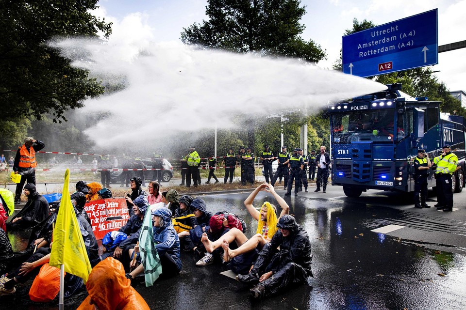 Al elf dagen lang elke dag opnieuw: de politie die noodgedwongen het waterkanon inzet om klimaatactivisten van de A12-snelweg in Den Haag te halen.