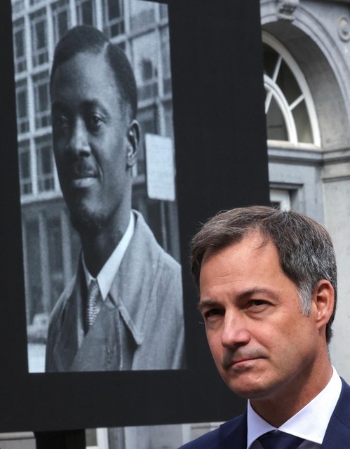 Alexander De Croo naast een foto van Lumumba 