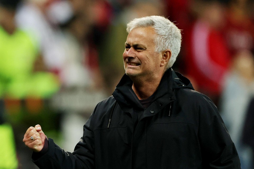 José Mourinho balt de vuist na het bereiken van de finale van de Europa League.