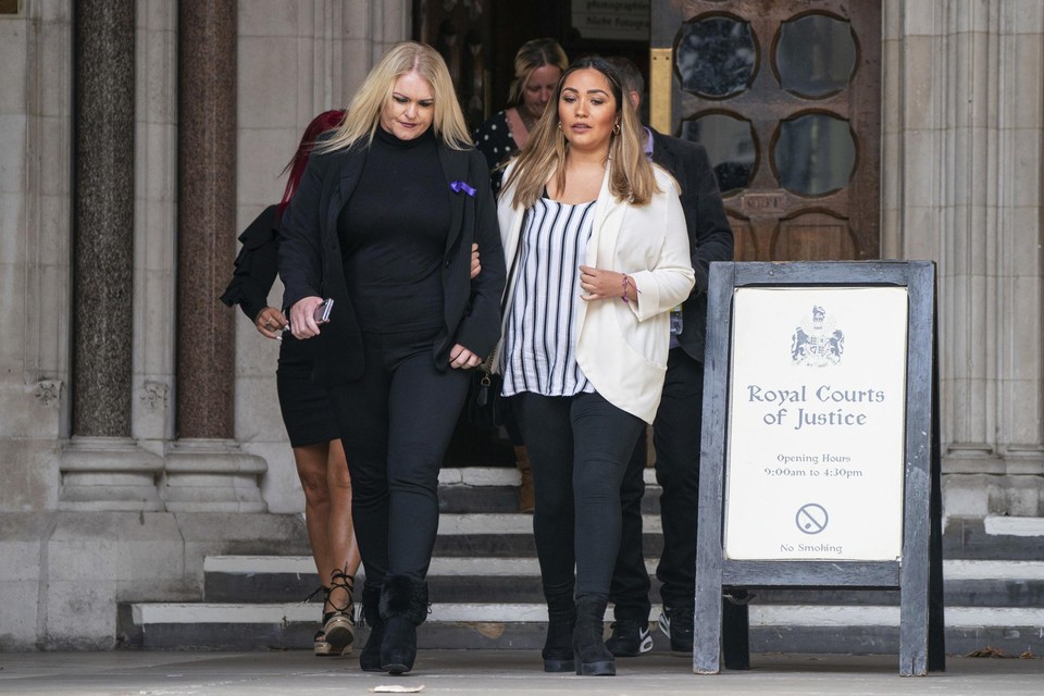 Hollie Dance (links), de moeder van Archie Battersbee, verlaat de rechtbank. 