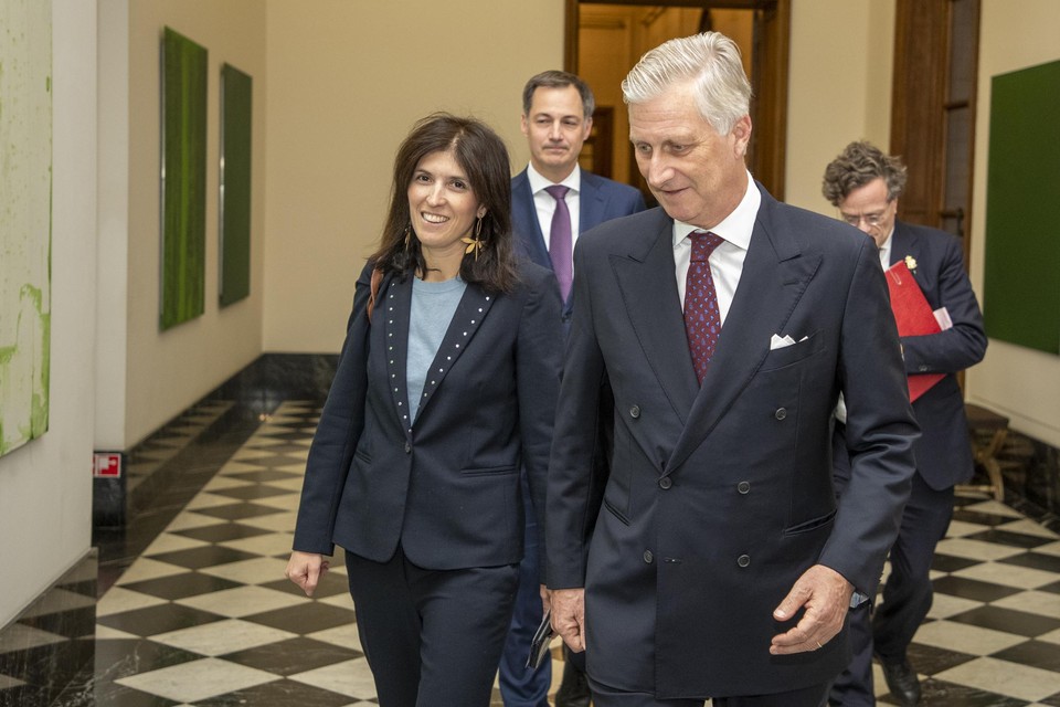 In het bijzijn van premier Alexander De Croo legde Alexia Bertrand vrijdag de eed af als nieuwe staatssecretaris voor Begroting. Haar wacht de zware taak om de Belgische begroting weer op het juiste spoor te krijgen  