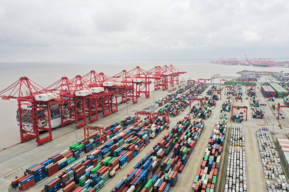 Honderden containerschepen dobberen rond in de haven van Shanghai, momenteel in lockdown. 