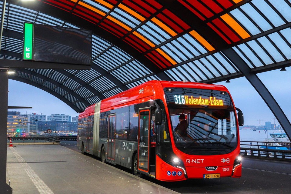 De elektrische (tram)bussen zullen worden gebouwd door VDL in Roeselare. Onder andere in Amsterdam leverde VDL al gelijkaardige elektrische gelede bussen van 18 meter lang.