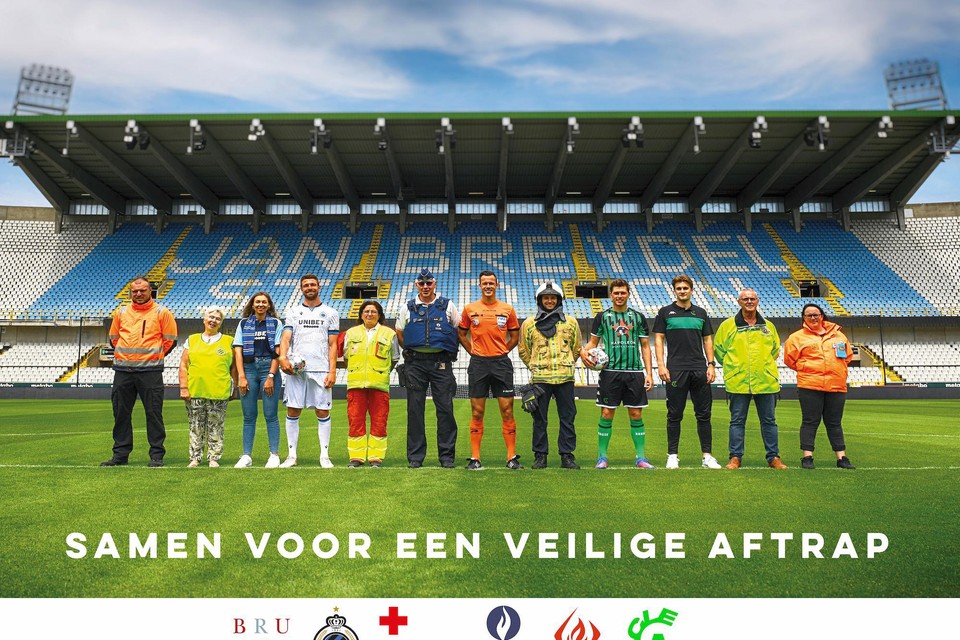 Een veilig voetbalseizoen aftrappen: dat wil de politie van Brugge doen met een nieuwe campagne. Samen met stewards en hulpdiensten. Onder anderen Brandon Mechele (Club Brugge) en Hannes Van der Bruggen (Cercle Brugge) gingen mee op de foto.   